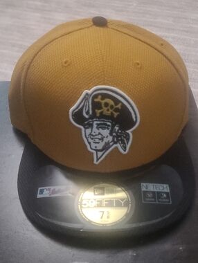 New Era Men’s Gold and Black Pirate Logo Fitted Cap